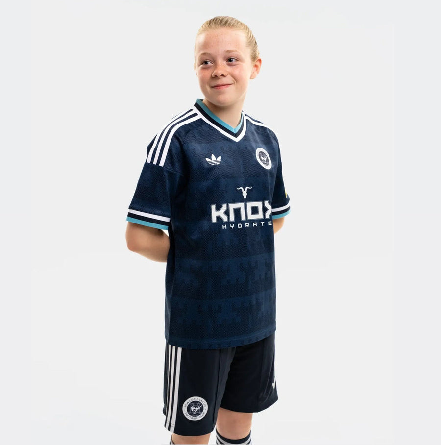 Conjunto Infantil Newcastle Alternativa 26/27