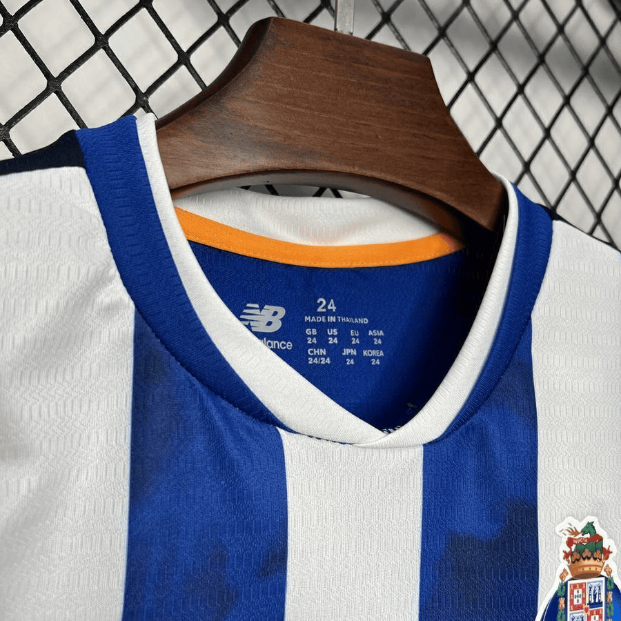 Conjunto infantil principal azul e branco 2024/25