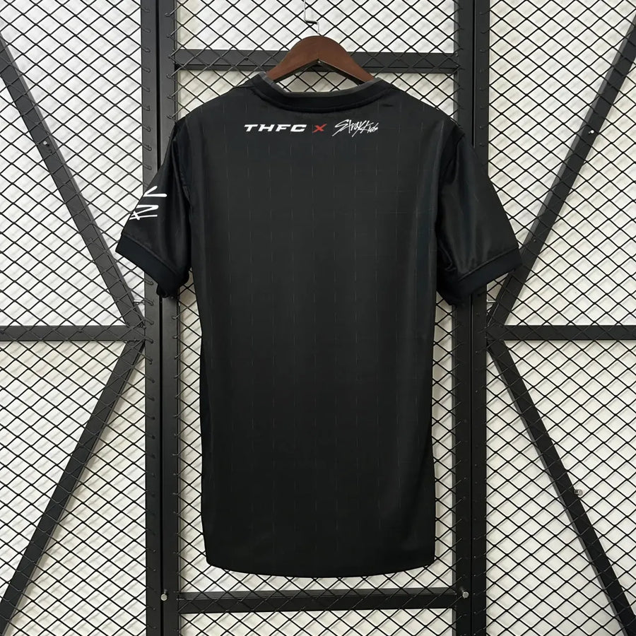 Camisola Tottenham Hotspur x Stray Kids preta 2025/26