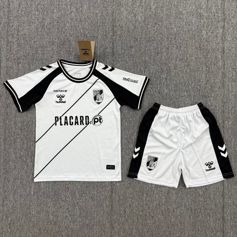 Conjunto infantil Vitória Guimarães principal branca 2026/27