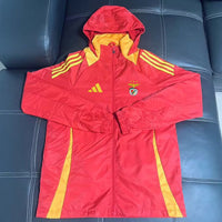 Casaco vermelho e amarelo 2026/27 fecho completo com capa